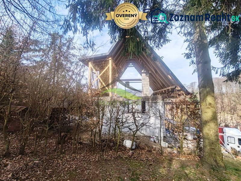 Construction of the Cottage in Zajačia Debra in Holčíkovce, surrounded by forest and greenery.