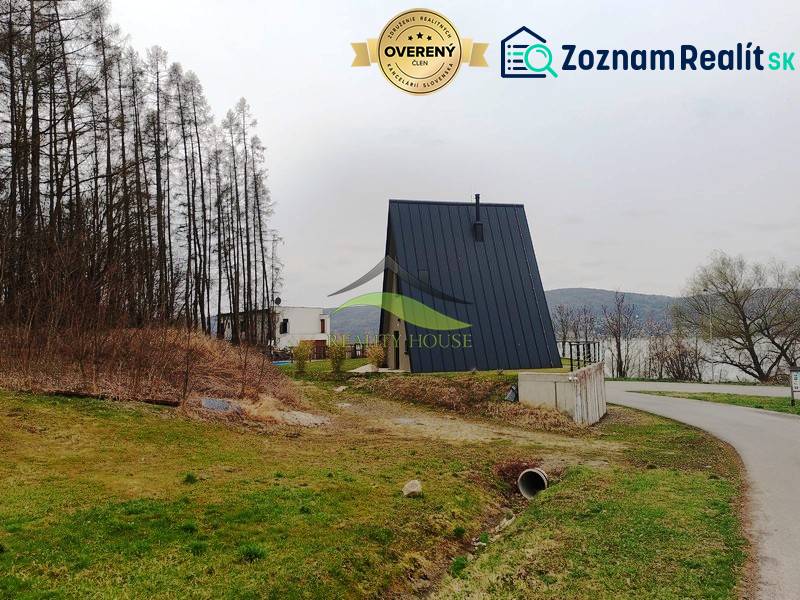 Cottage in Holčíkovce on Eva Street near the forest, not far from the water surface.