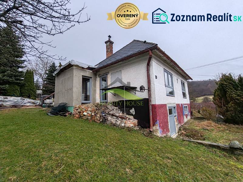 A family house on Hlavná Street in Piskorovce with a rural character and an extensive garden.