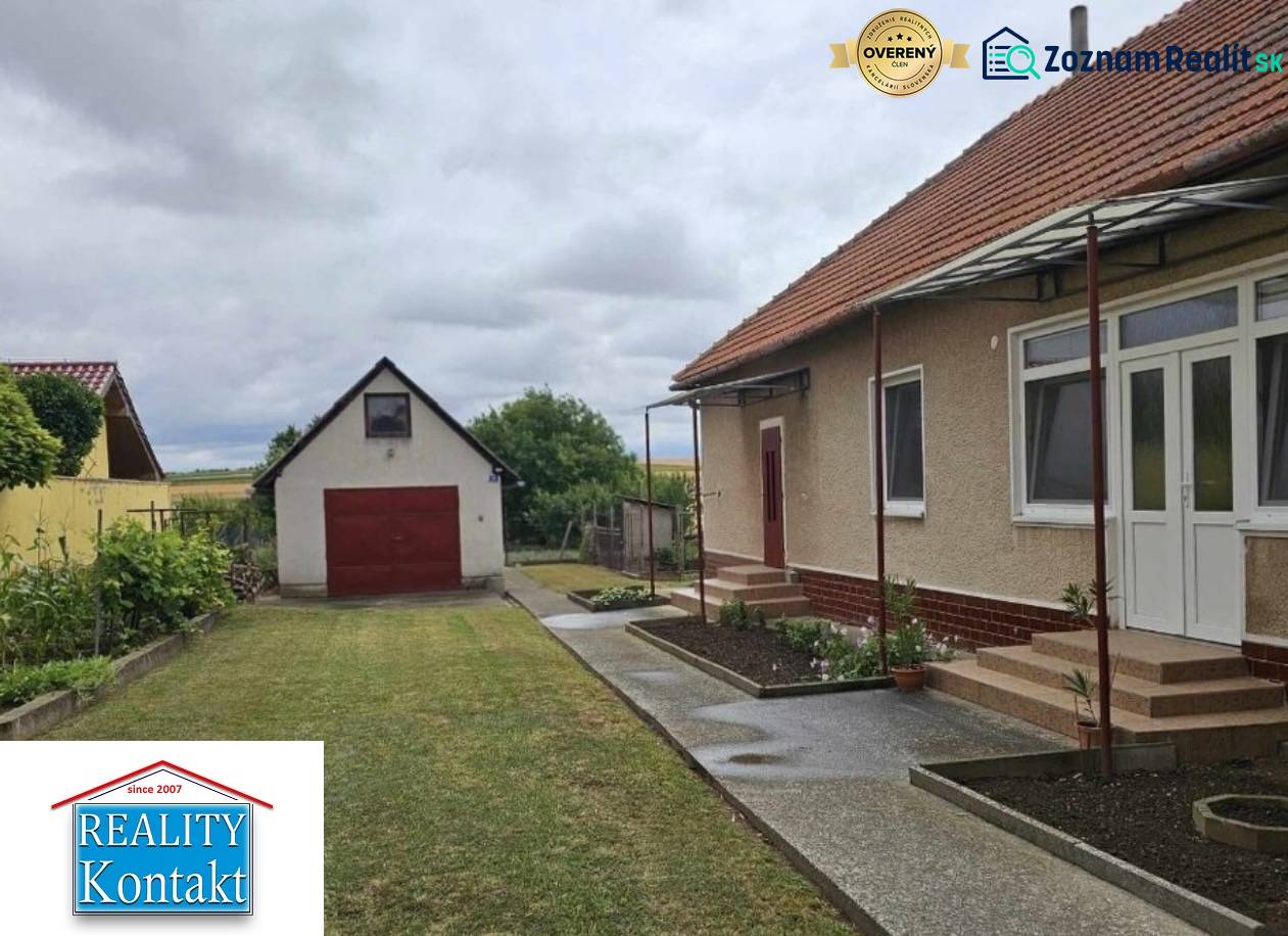 The family house on Hlavná Street in Radava has a well-maintained garden and a garage.