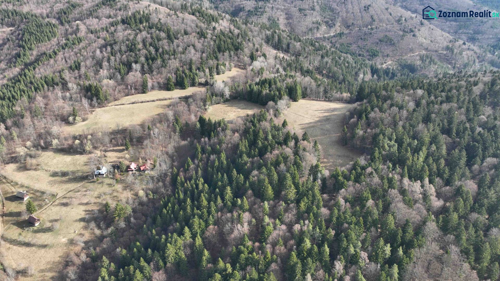 A hilly landscape where agricultural and forest lands near Lazy pod Makytou blend with dense forests.