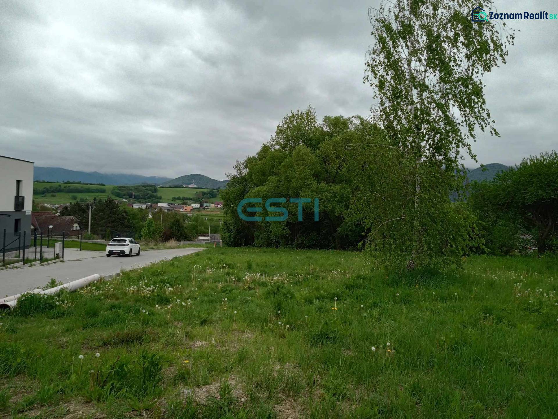 Plots - housing on Chotárna in Žilina with a view of the meadow and trees.