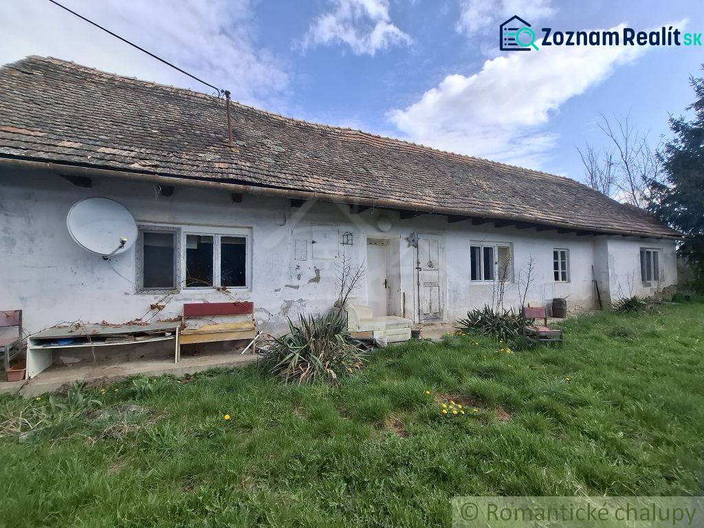 A family house in Ozdín with a white facade and a satellite dish on the roof.