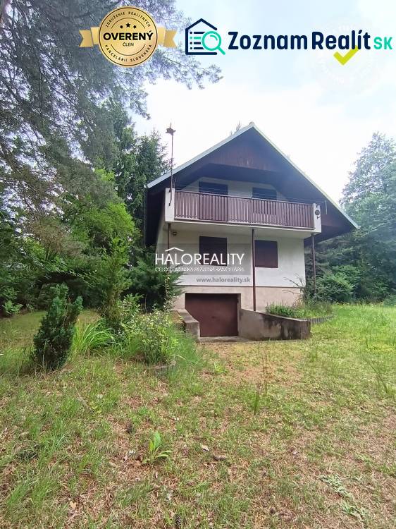 A cottage in Borský Svätý Jur surrounded by greenery, ideal for relaxation and rest.