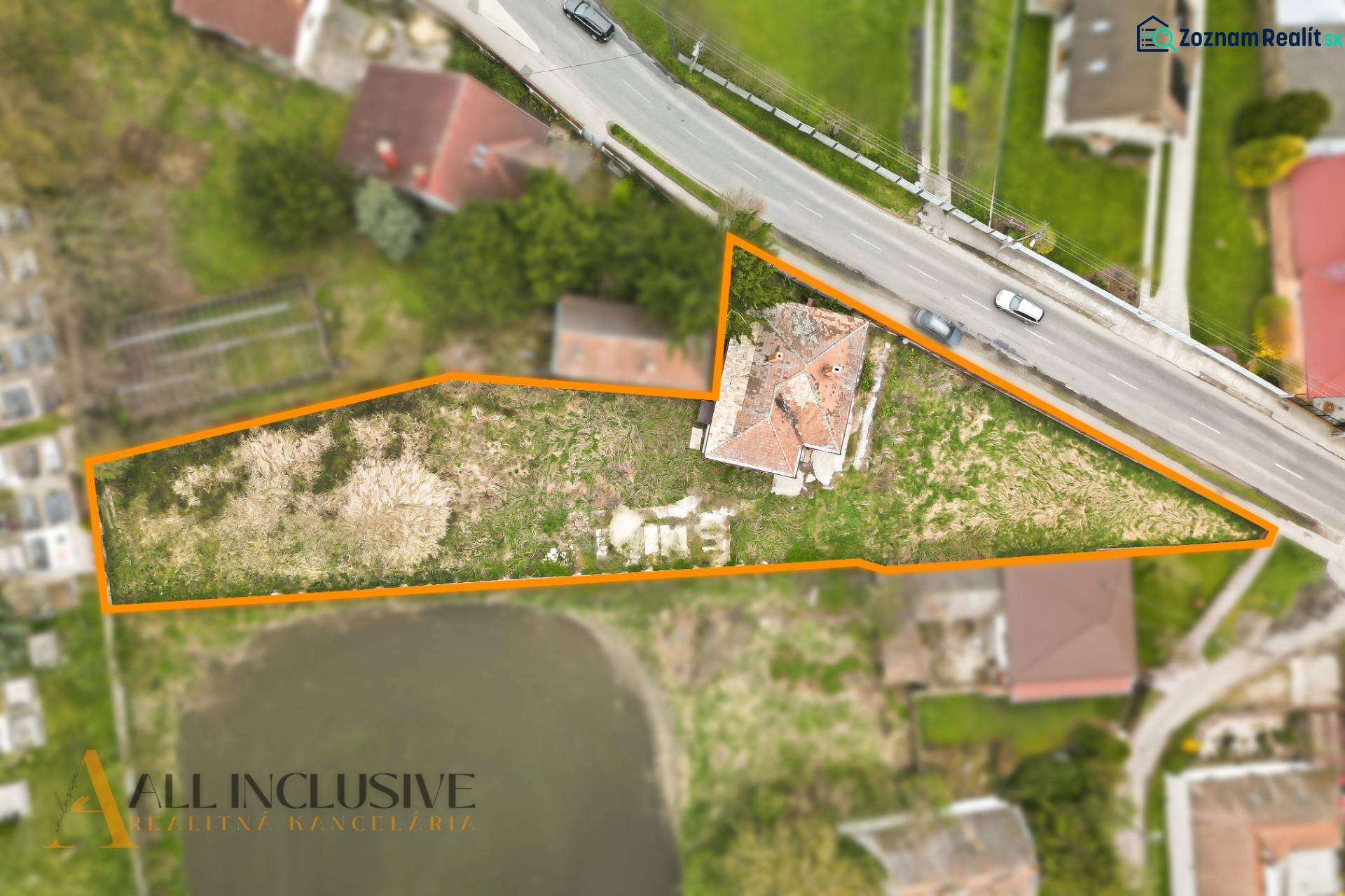 Aerial view of the property in Michal na Ostrove, outlined with a highlighted line.
