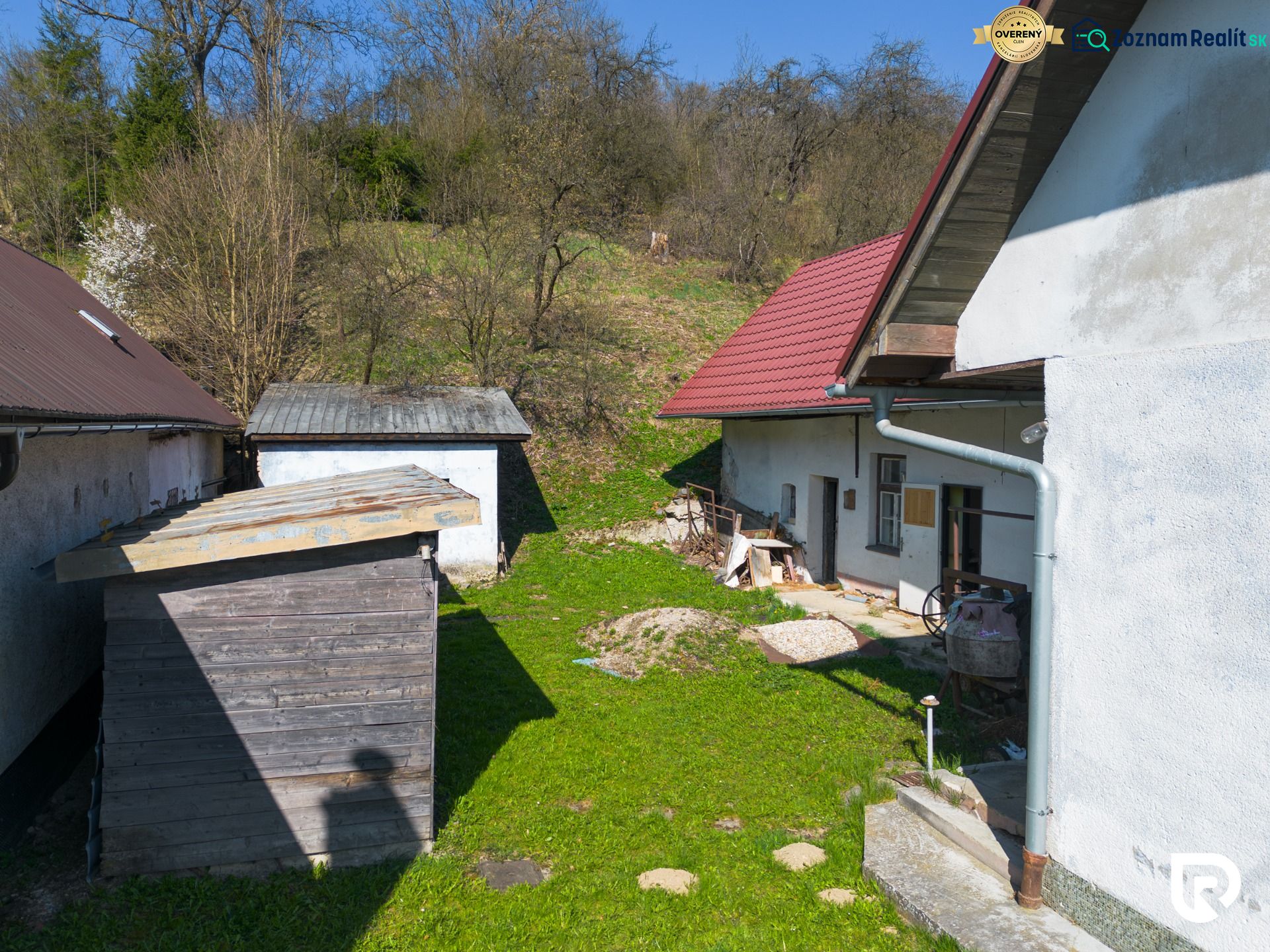 The courtyard of a family house in Dolná Poruba with a garden shed and a workshop.