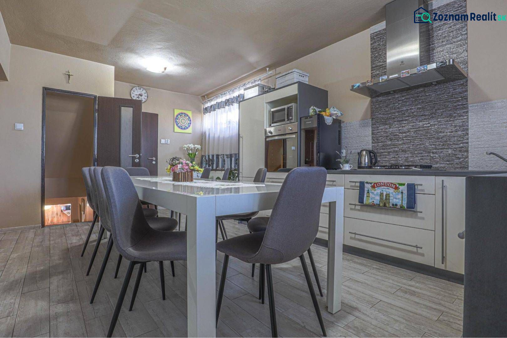 ALL INCLUSIVE | NA PREDAJ KRÁSNE ZREKONŠTRUOVANÝ RD – VHODNÝ AJ AKO DVOJGENERAČNÝ RODINNÝ DOM, OHRADY
