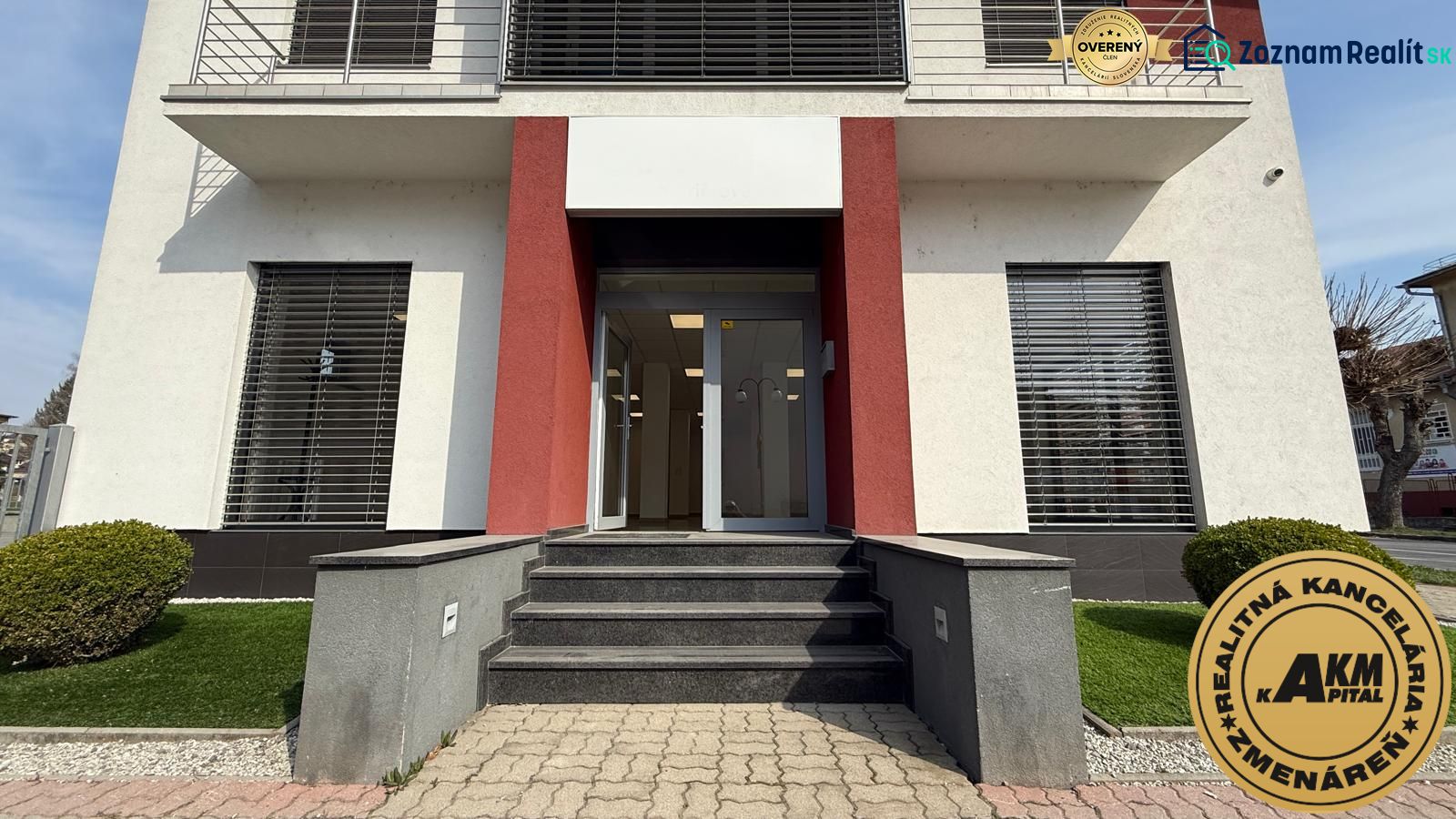 Entrance to the commercial space on J. Švermu Street in the city of Zvolen.