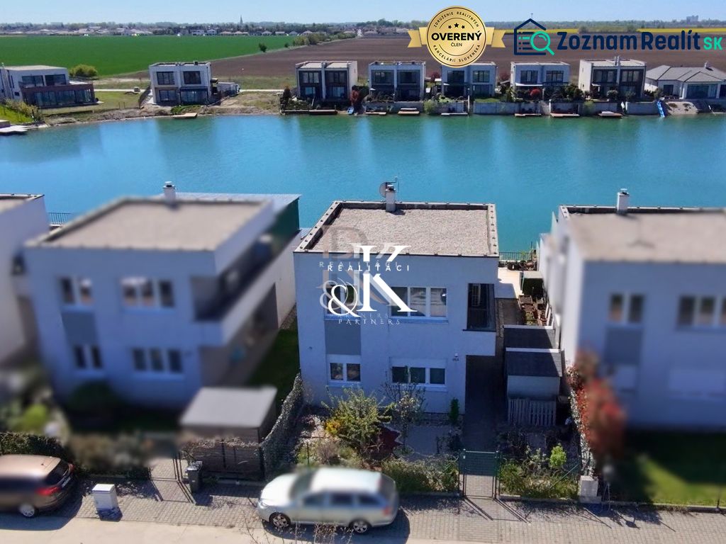 A family house in Boldog by the lake, surrounded by neighboring houses and nature.