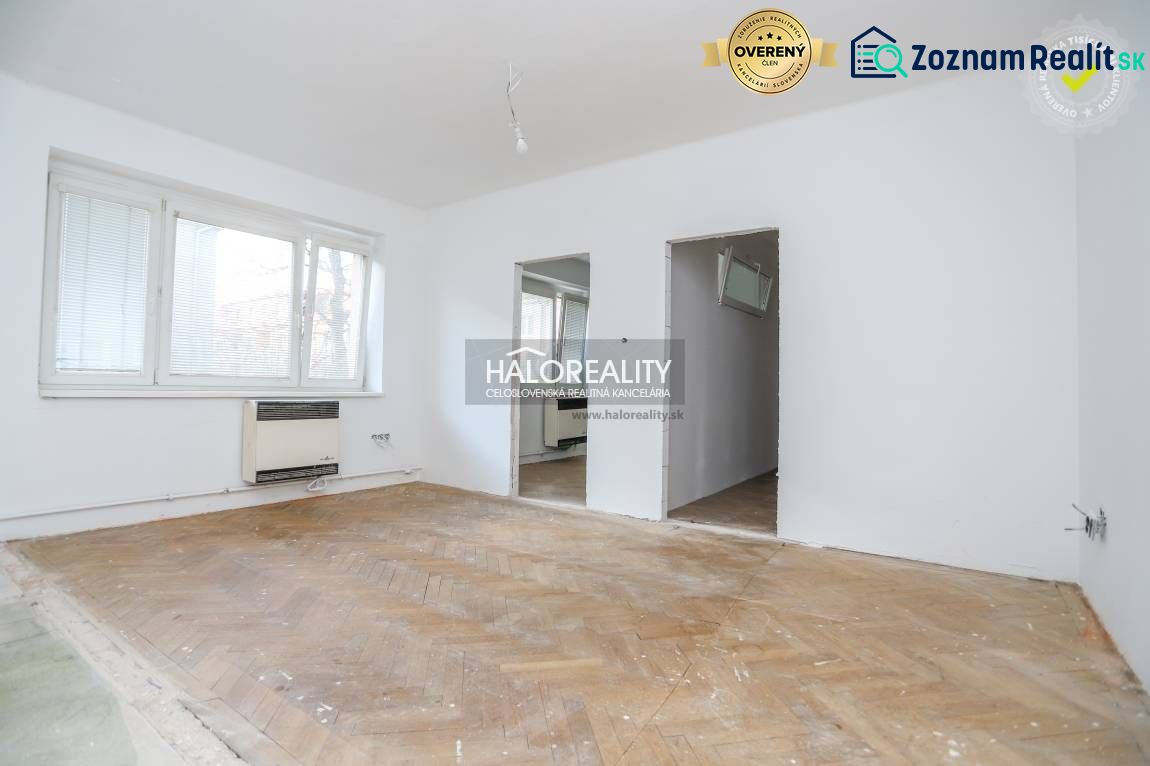 The 3-room apartment is dominated by a light wall and a floor with a wooden decor.