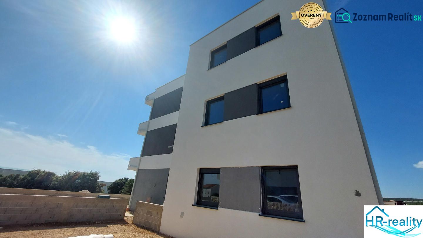 A recreational apartment in Novalja, a three-story building, sunny day, blue sky.