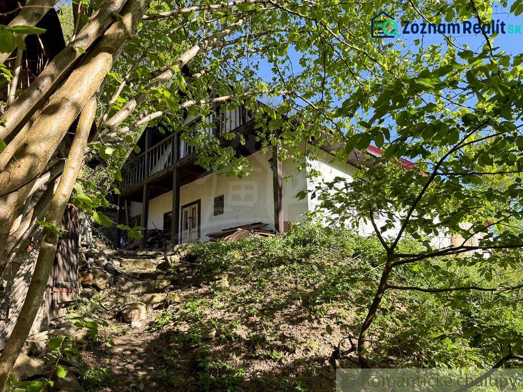 A cottage in Žarnovica surrounded by greenery and trees, ideal for a getaway into nature.