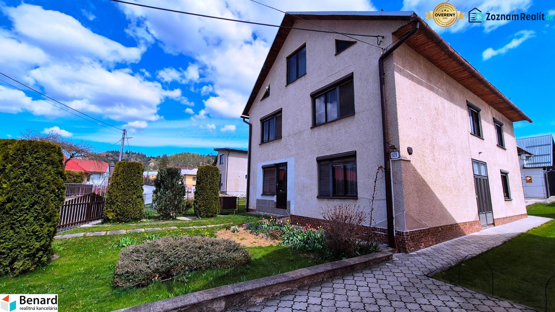 A family house on Jarabina Street in Jarabina surrounded by a garden and a paved walkway.