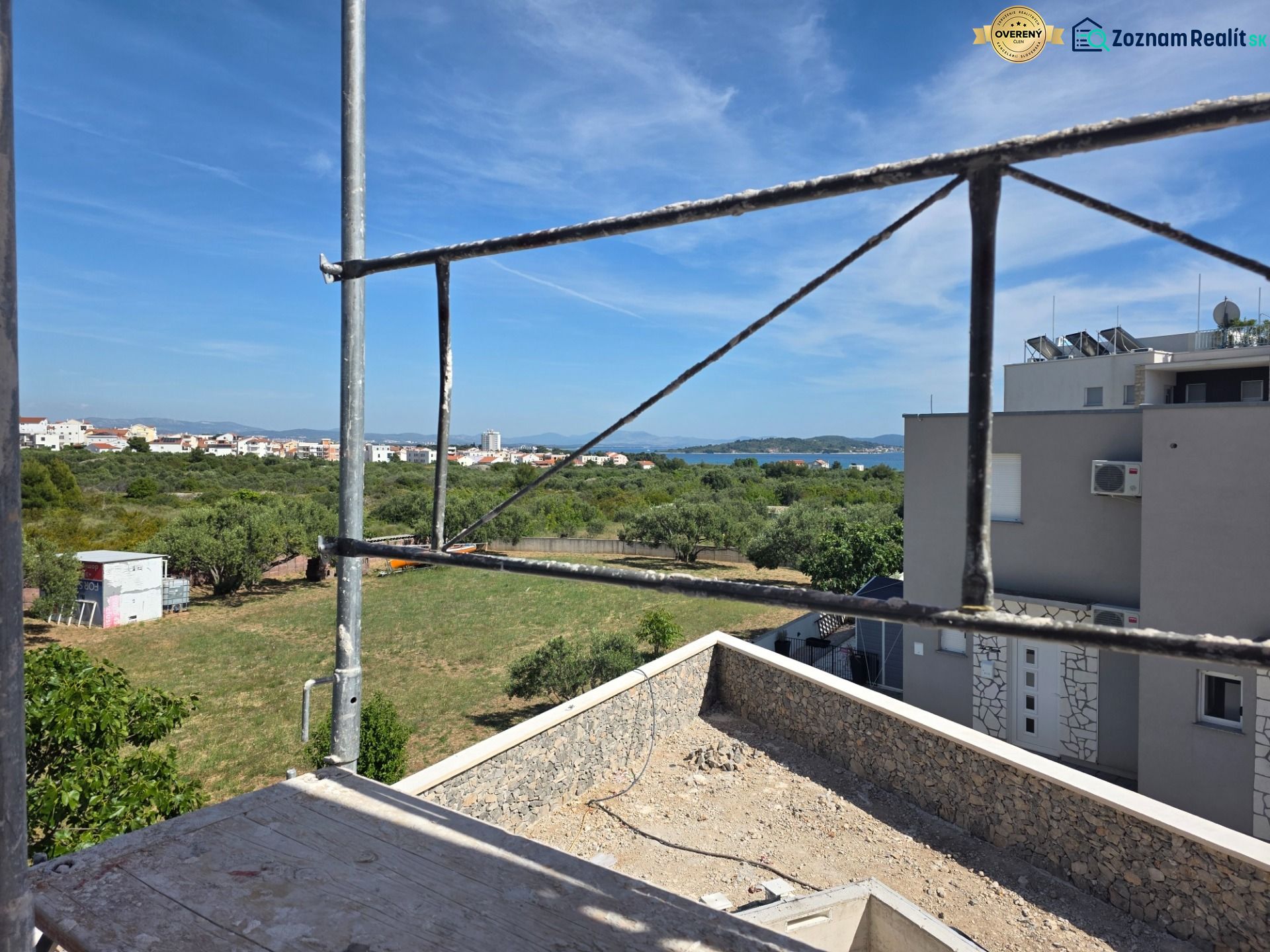 The view from the 3-room apartment in TRIBUNJ shows a construction site and a panorama with the sea.
