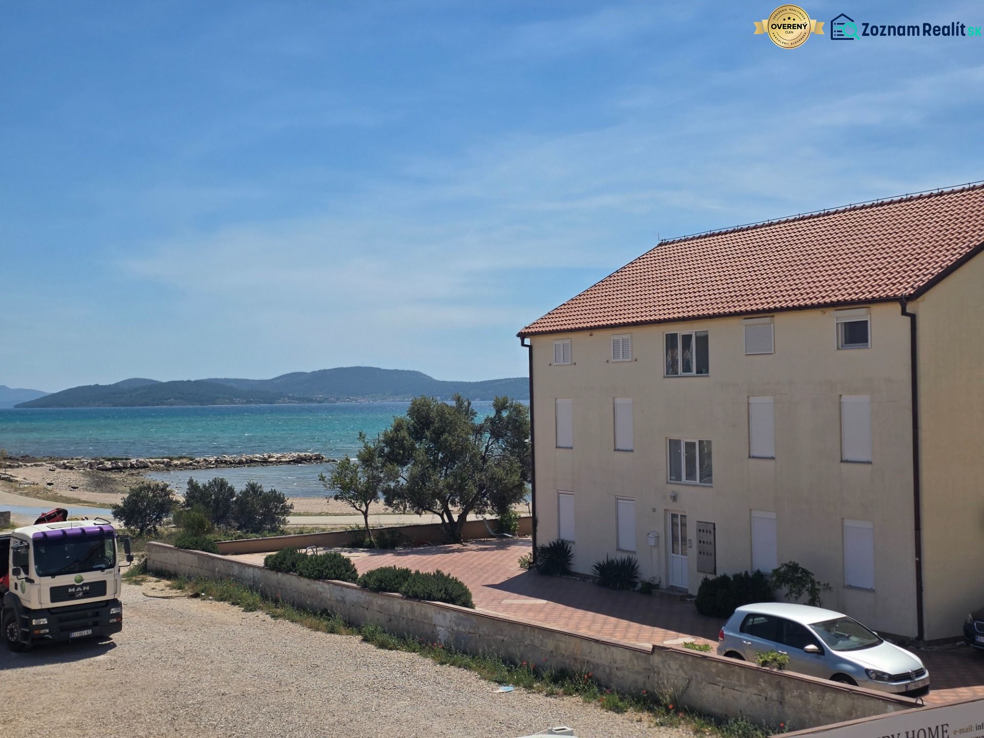 A view of a 3-room apartment in the town of Srima near the coast with a car.