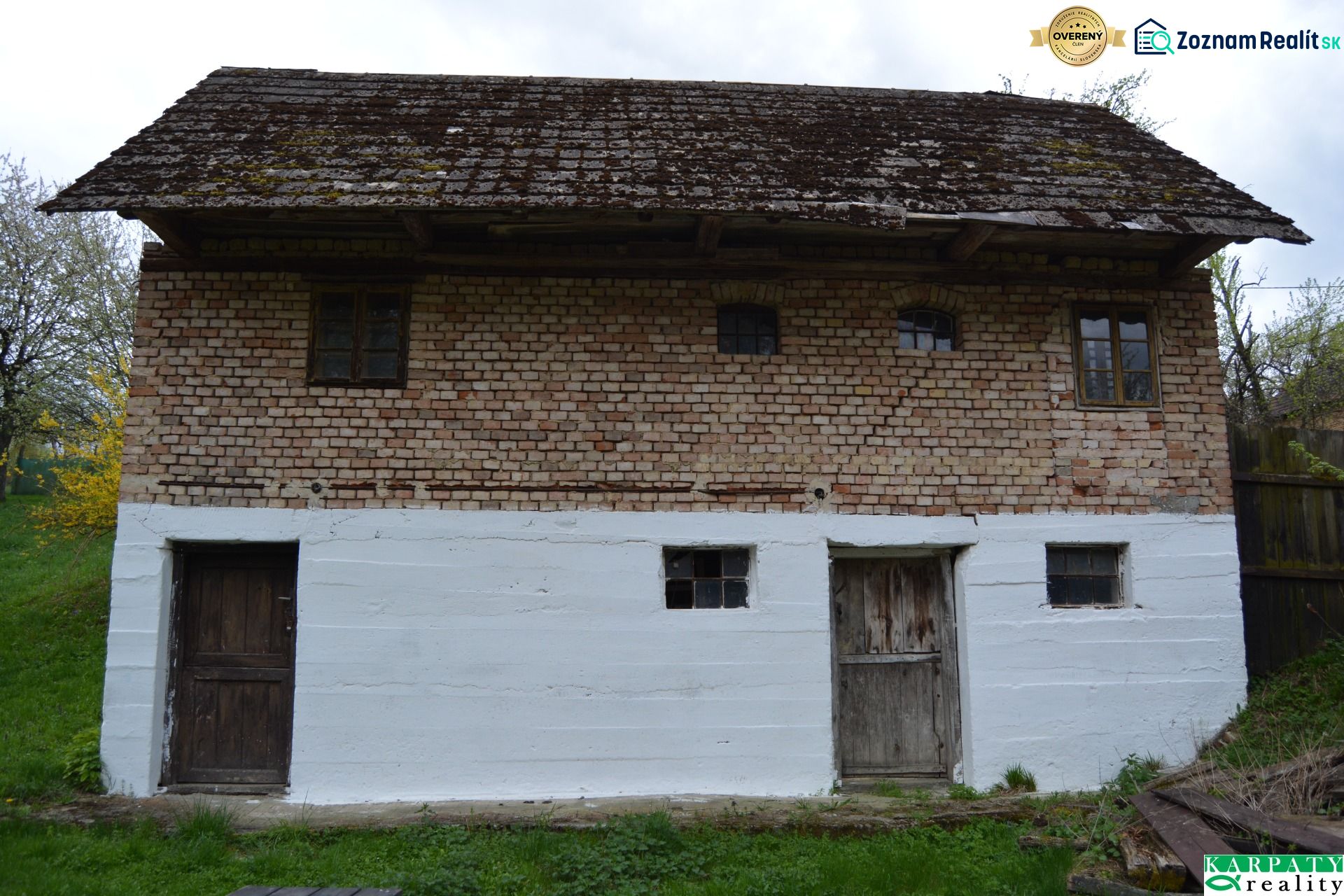 A family house in Bukovec with brick walls and a wooden roof in the countryside.