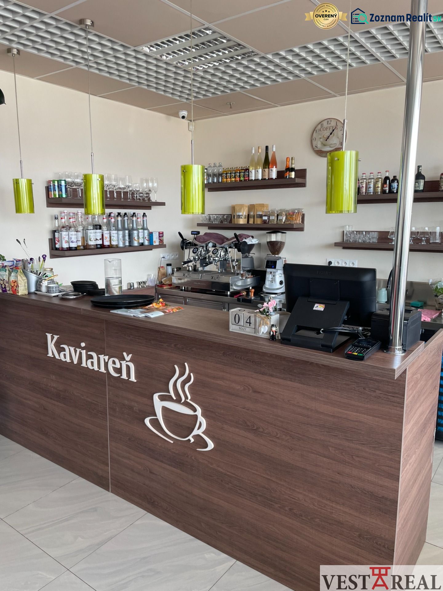 Interior of a café with wooden decor, counter, shelves, and a coffee machine, optimized for gastro spaces.