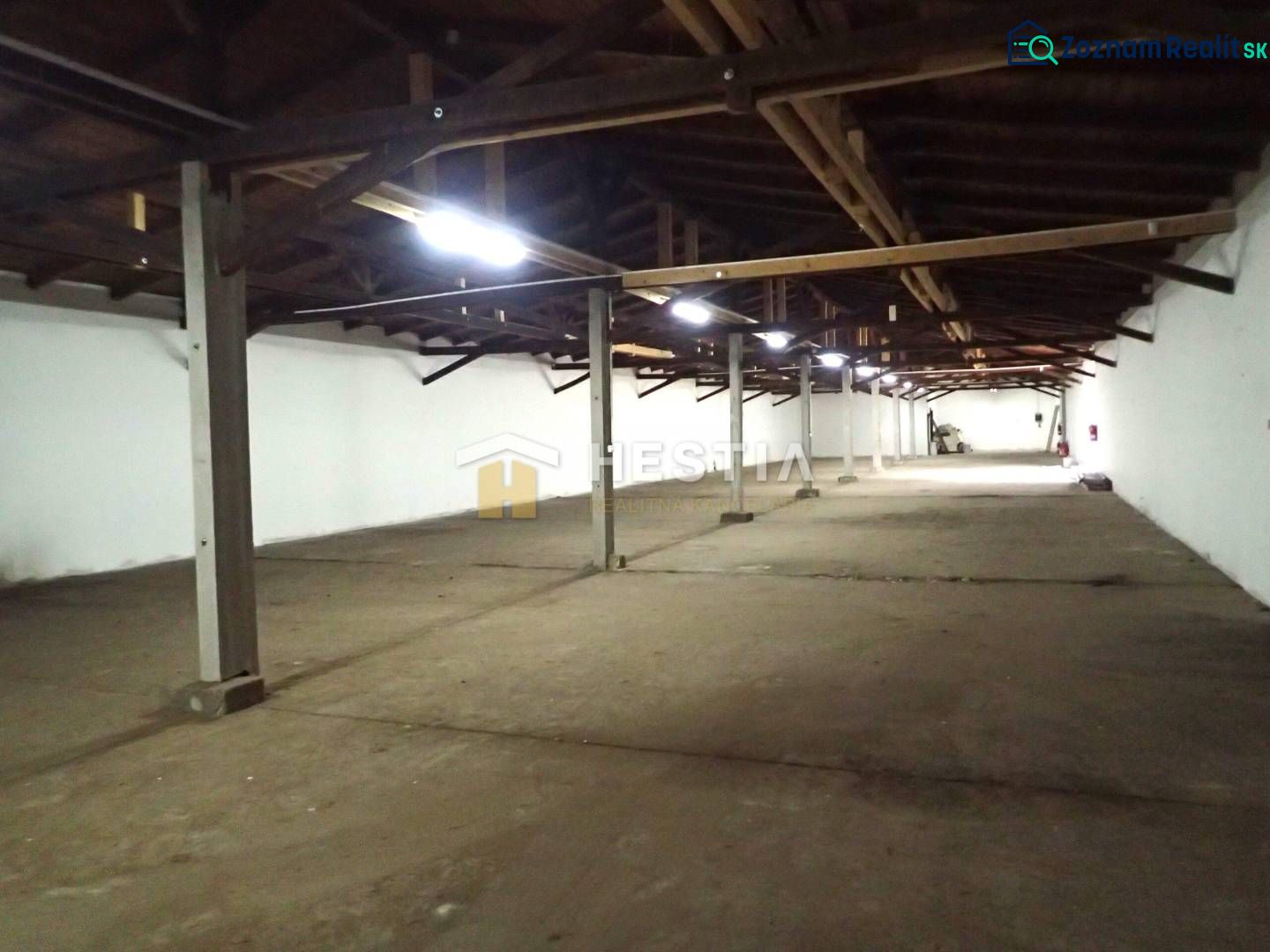 Open space in the warehouse, columns support the roof in the production areas.
