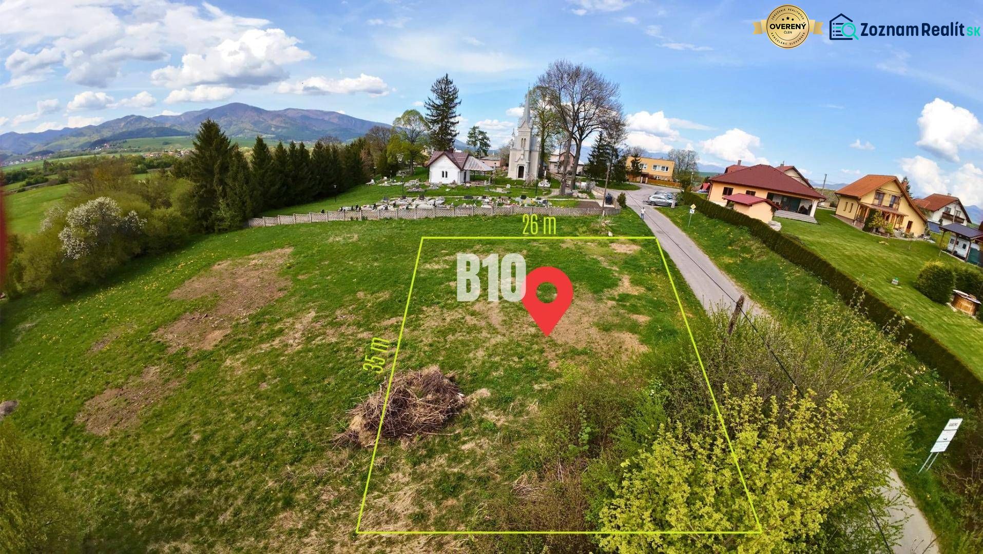 A plot ideal for living, surrounded by greenery, close to the church and homes, with a view of the mountains.