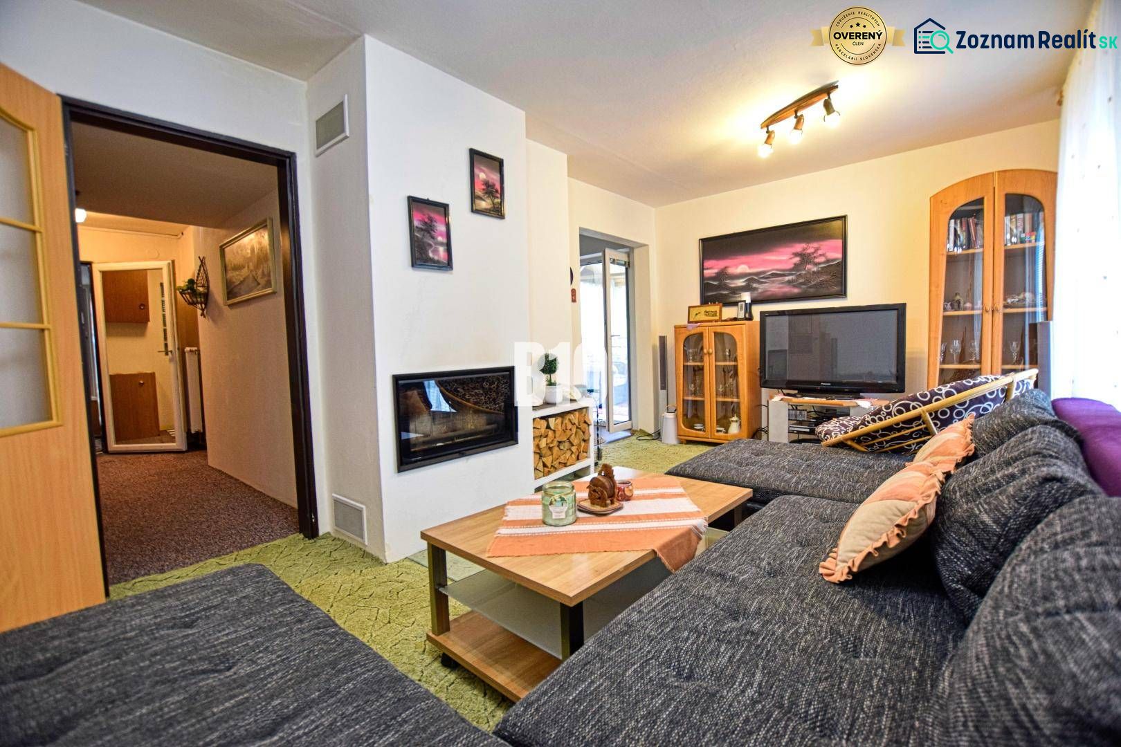 Living room with a fireplace and a comfortable sofa in a cabin.
