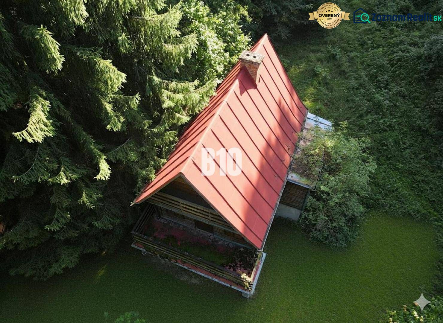 A cabin in Kunerad with a sloped roof and surrounded by dense tree vegetation.