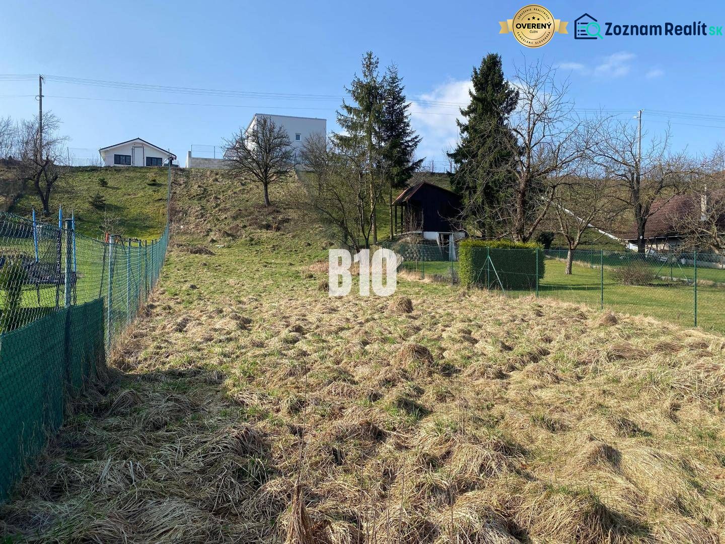 A plot of land in Radoľa suitable for living, with a view of the slope with houses.