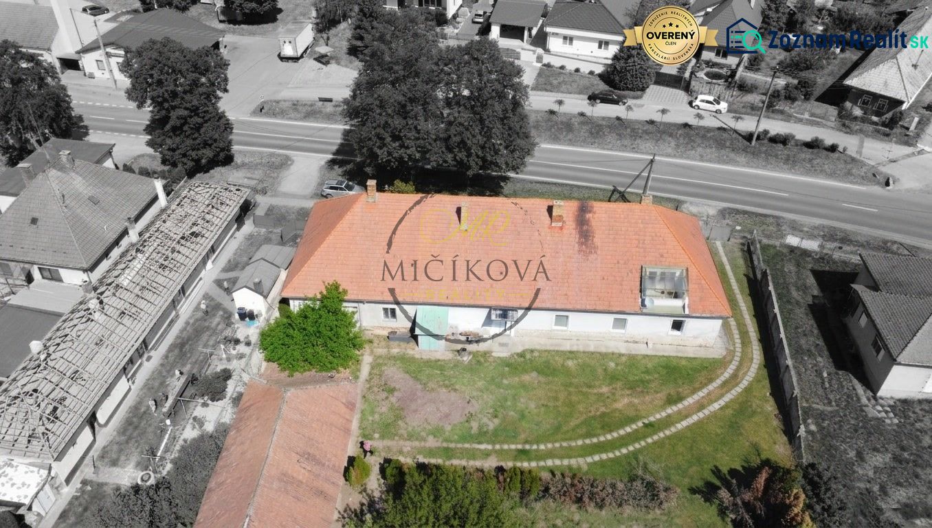 A family house in Čifáre with a reddish roof and a green yard.