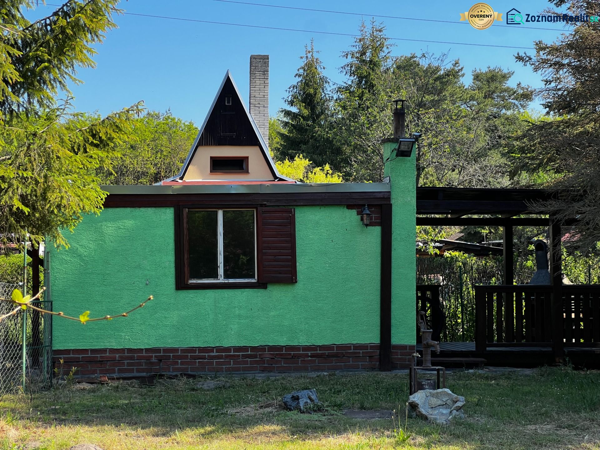 Cottage in Lozorno Gardens in Lozorno with a colorful facade and wooden elements.