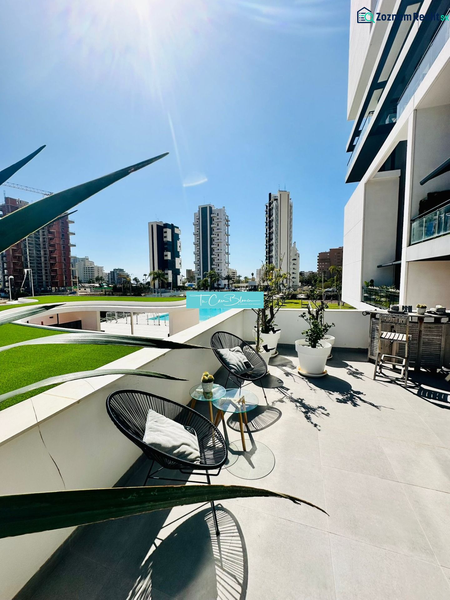 Balcony of a 3-bedroom apartment in Calpe with a view of the city and a modern terrace.
