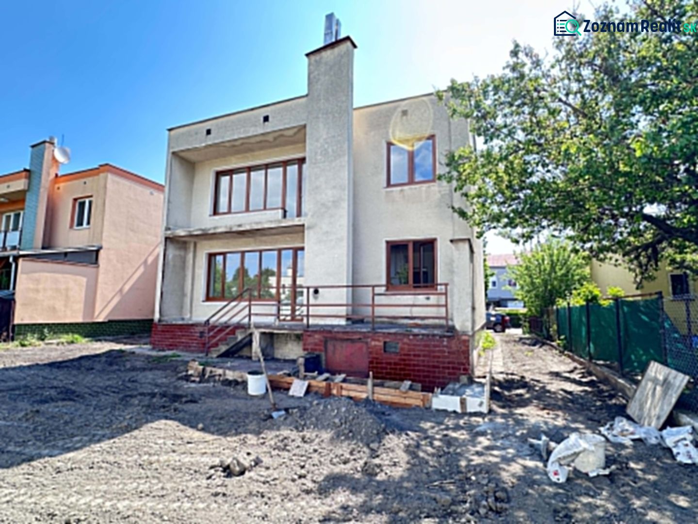 A family house in Dunajská Streda with a garden and strong sunlight.