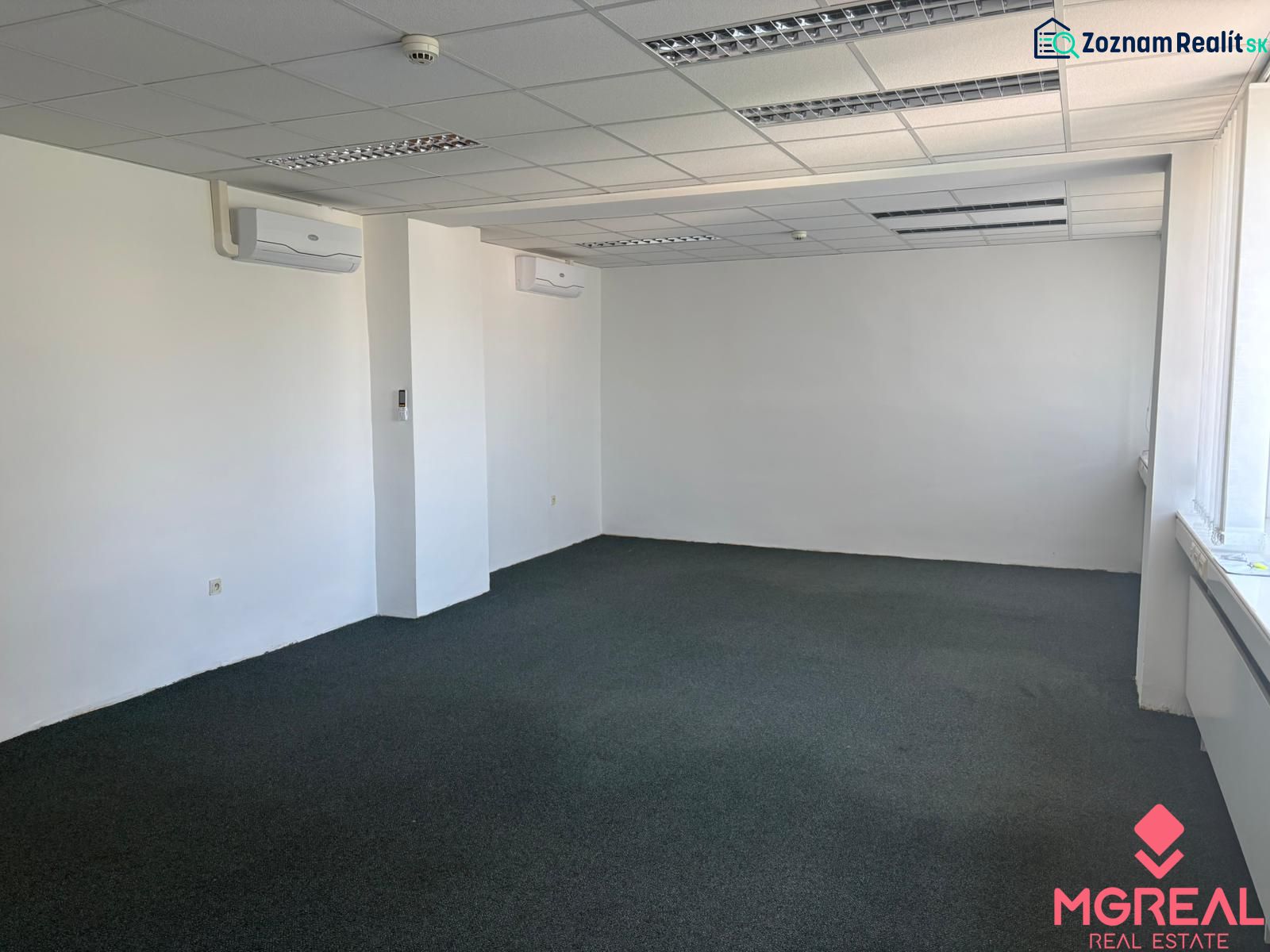 Office space with air conditioning and a bright interior, offices.