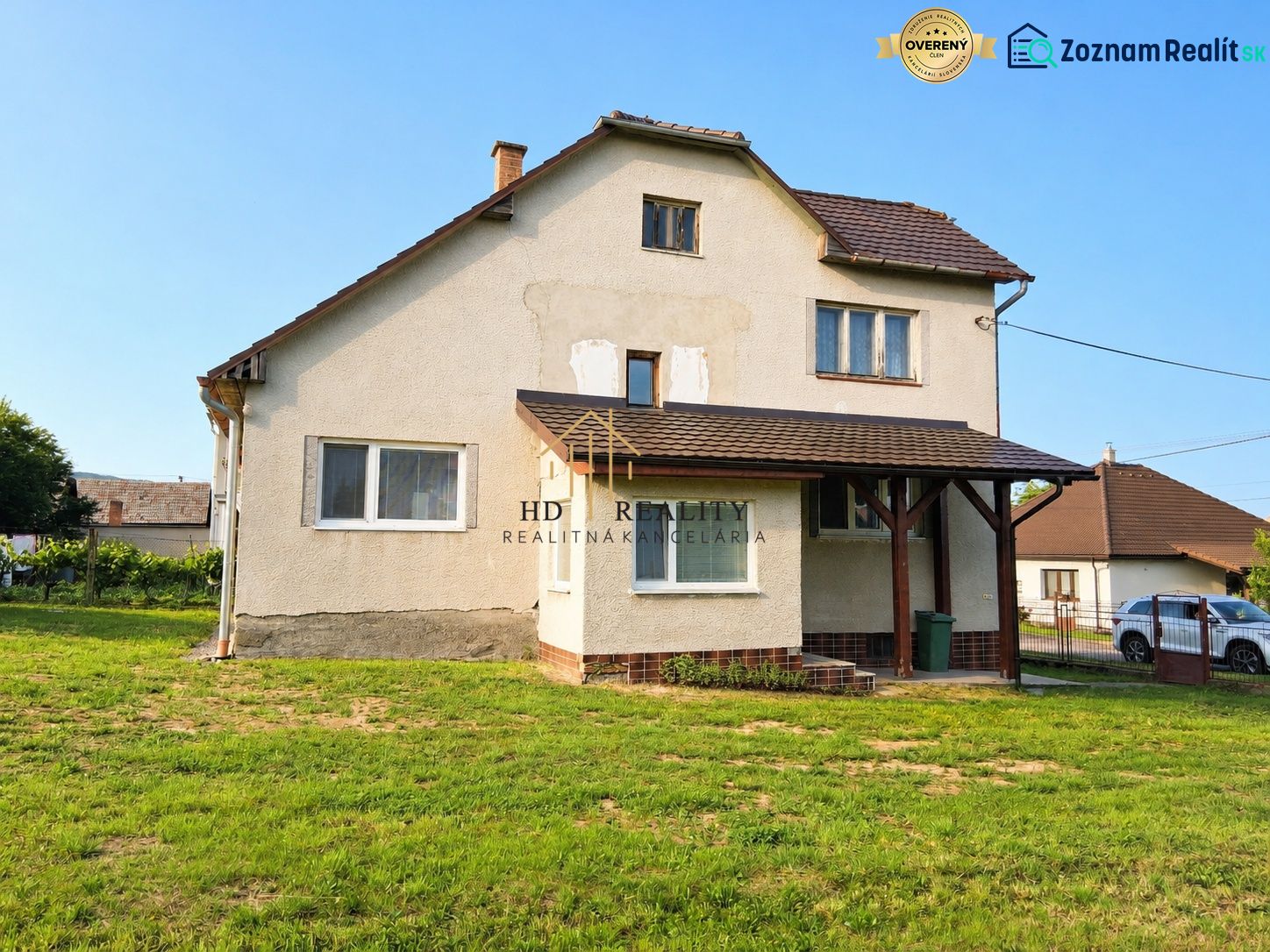A family house in Sebechleby with a simple facade and a spacious lawn.