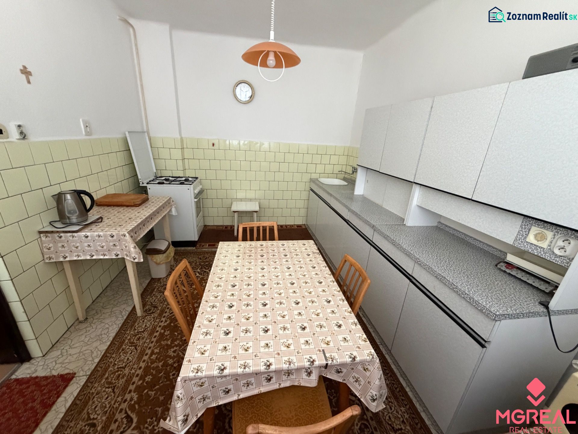 Kitchen in a family house with a dining table and a stove.