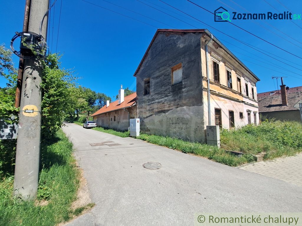 A street with a family house with older facade cladding in Klátova Nová Ves.