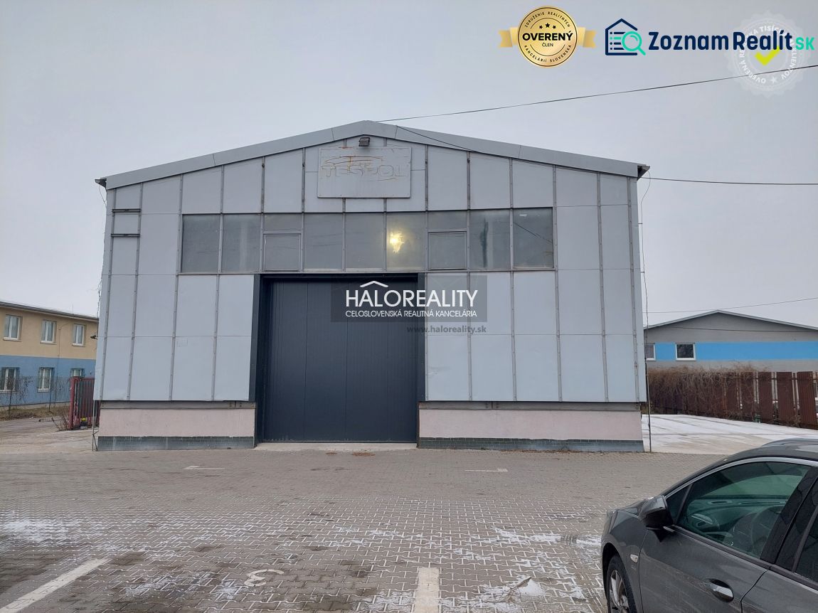 Warehouses and halls KE - Džungľa with parking on interlocking pavement.
