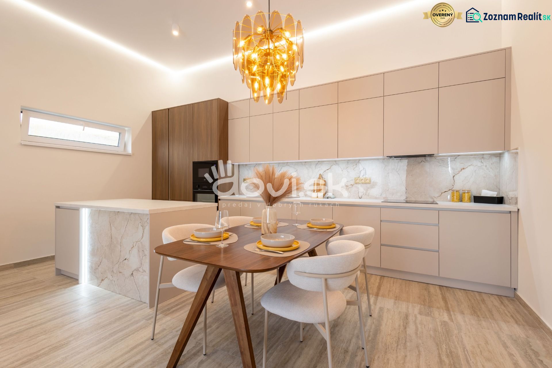 Dining room in a family house with marble decor on the walls and a wooden table.