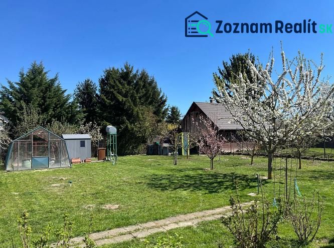 Garden with lawn and trees in Bratislava - Vrakuňa on Hrušovská Street. Plots - residential.