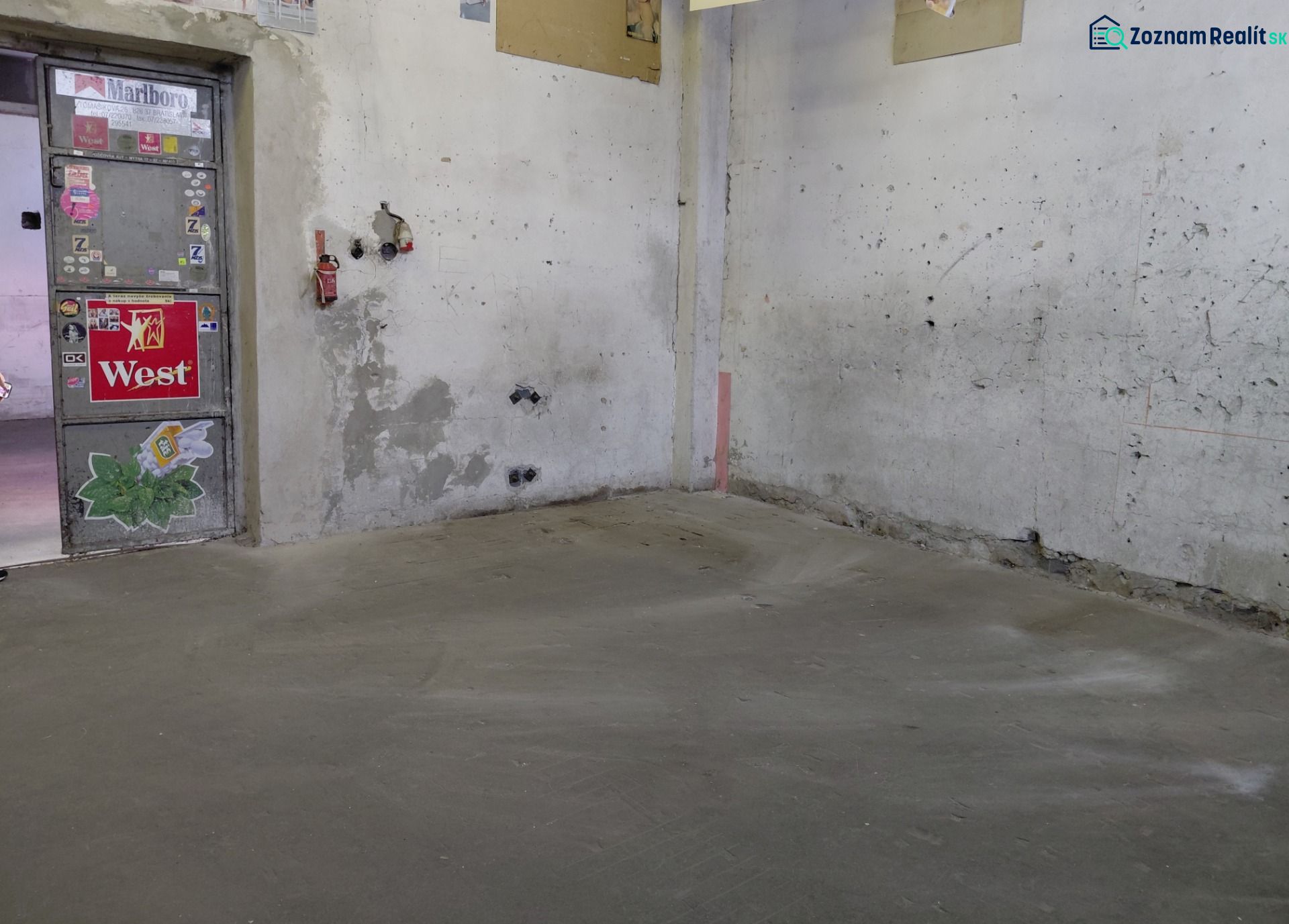 Spaces in warehouses and halls with concrete floors and worn-out walls.