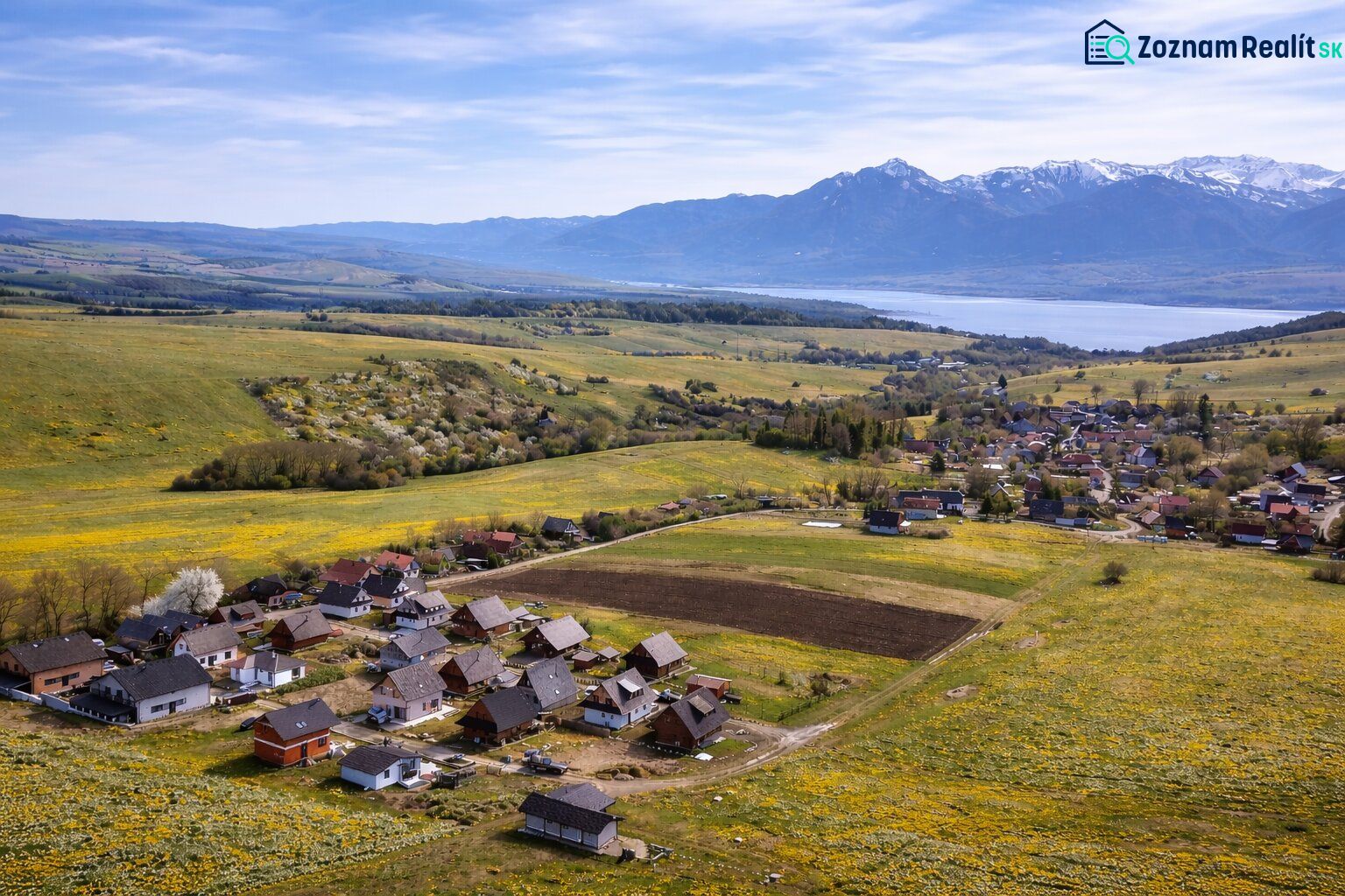 Countryside in Ižipovce with family houses and a view of the mountain scenery.