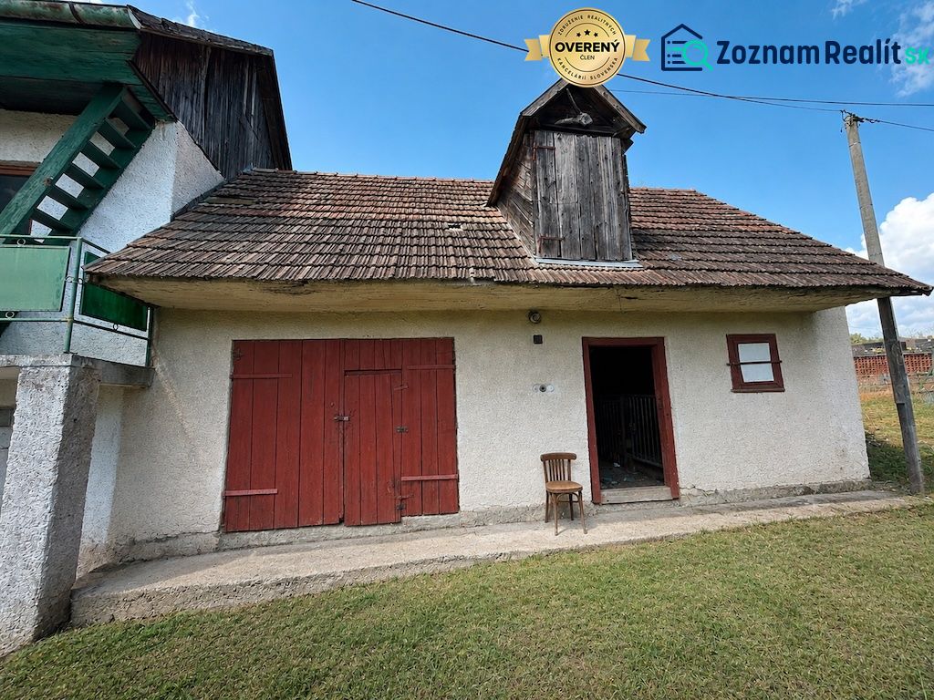 The family house on Na záhumnie Street in Hrochoť has an older style with wooden elements.