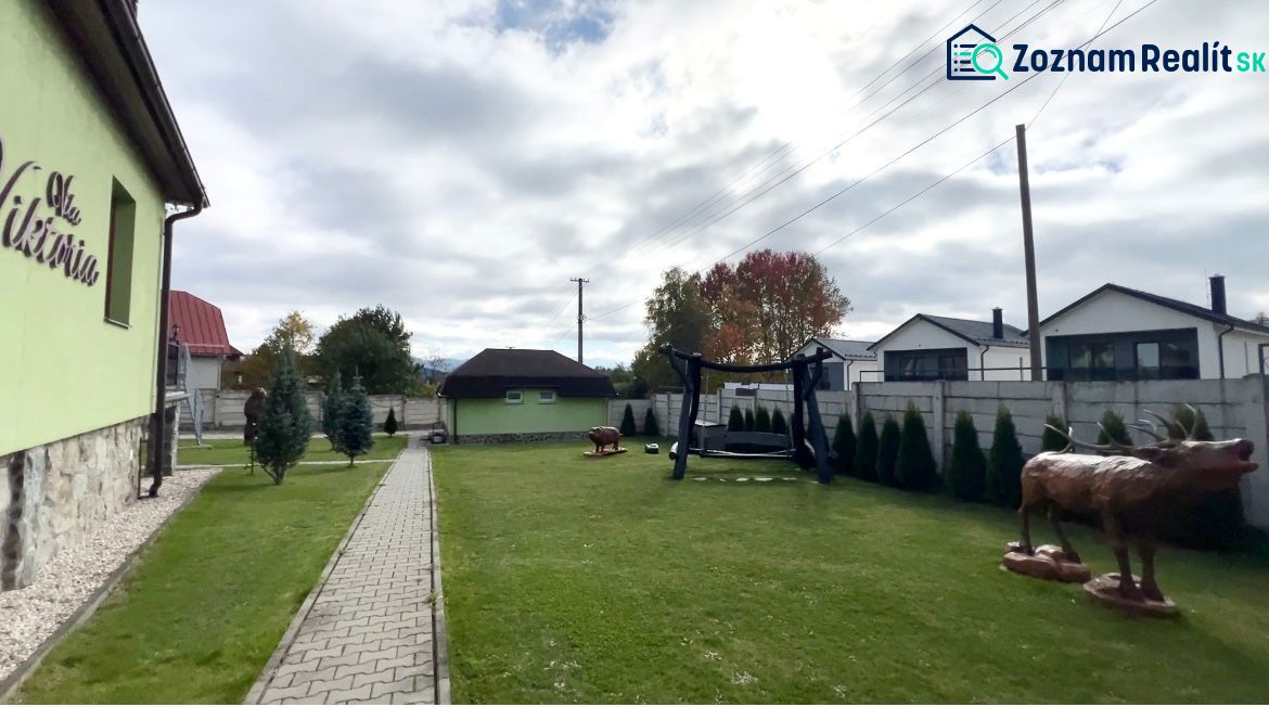 A garden with a swing and a deer statue near hotels and guesthouses in Štôla.