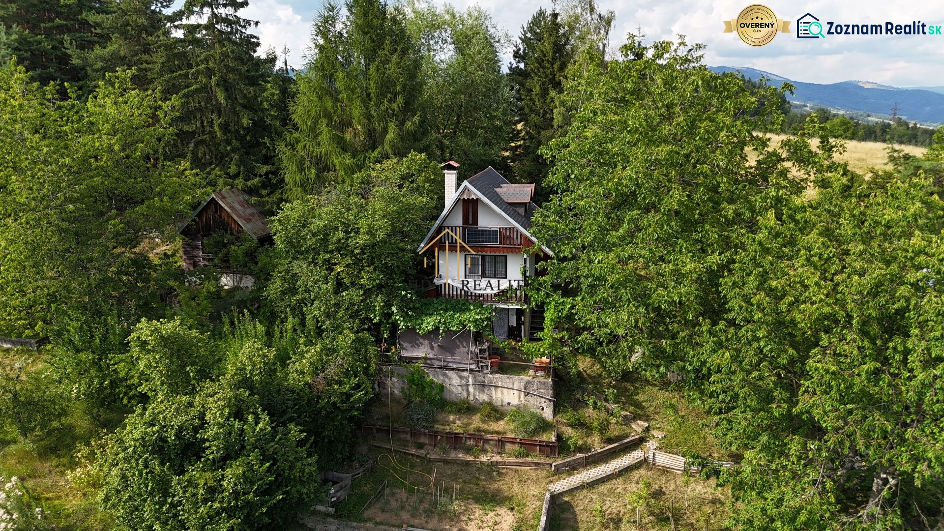 A cottage in Banská Bystrica surrounded by forest and greenery offers a peaceful atmosphere.