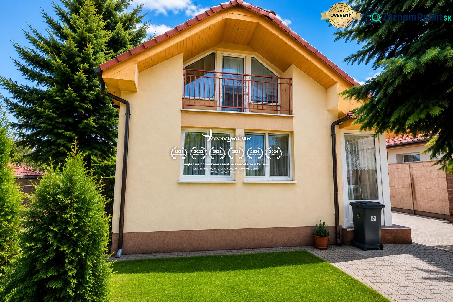 A family house on Hrnčiarska Street in Sereď with a green lawn and a terrace.