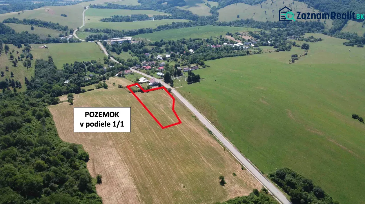 Land for sale in the village of Čabalovce, ideal for living. Grassy landscape around.
