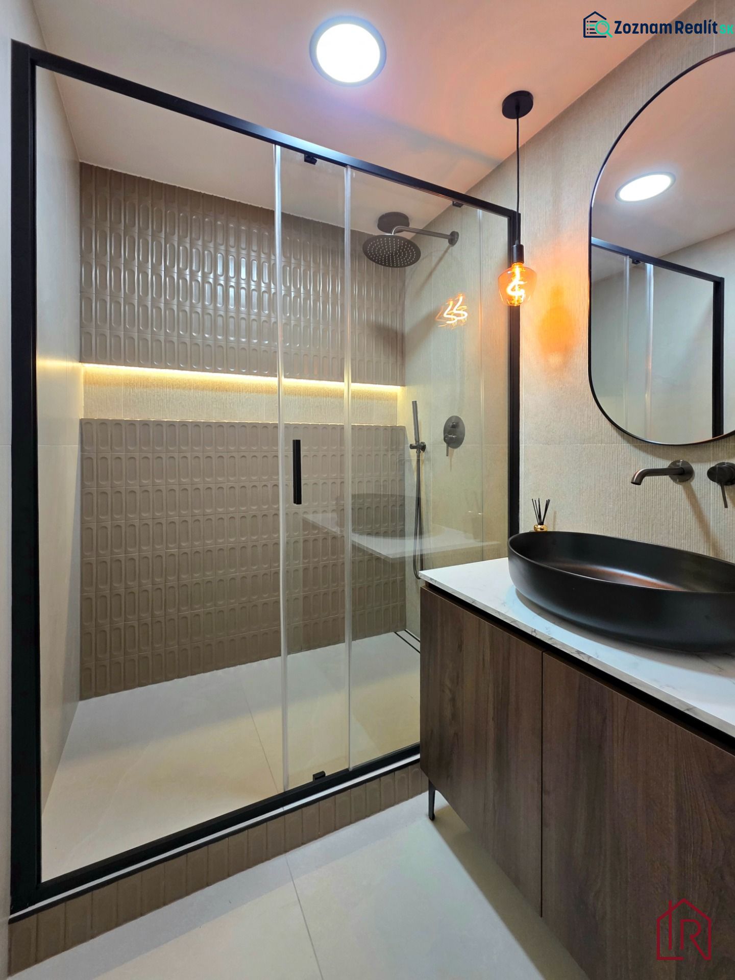 Bathroom with a shower and a sink in a 3-room apartment.