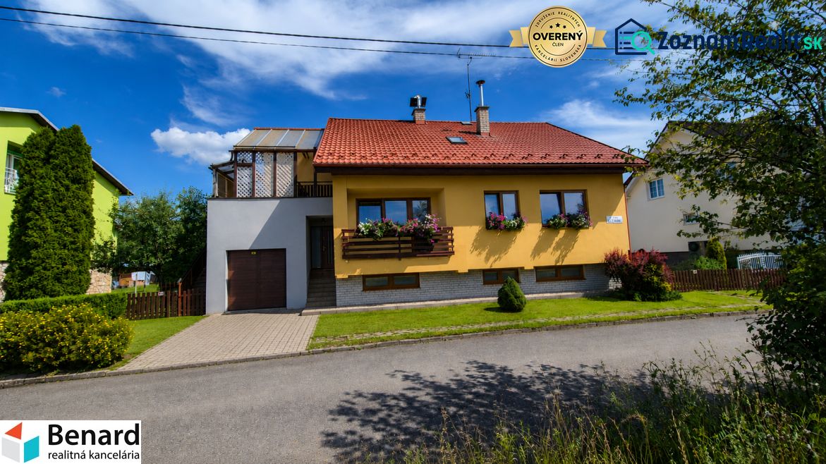 Yellow family house in Podolínec with a red roof and a garden.