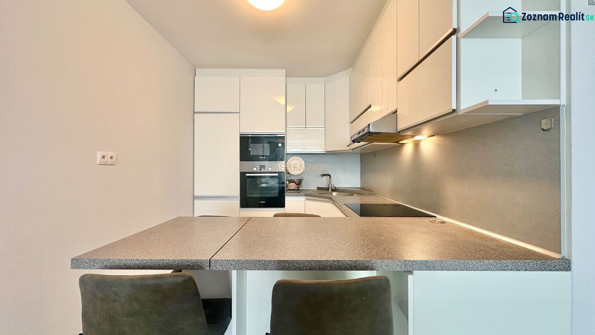 A kitchen in a 3-room apartment with a corner unit, a cooktop, and built-in appliances.