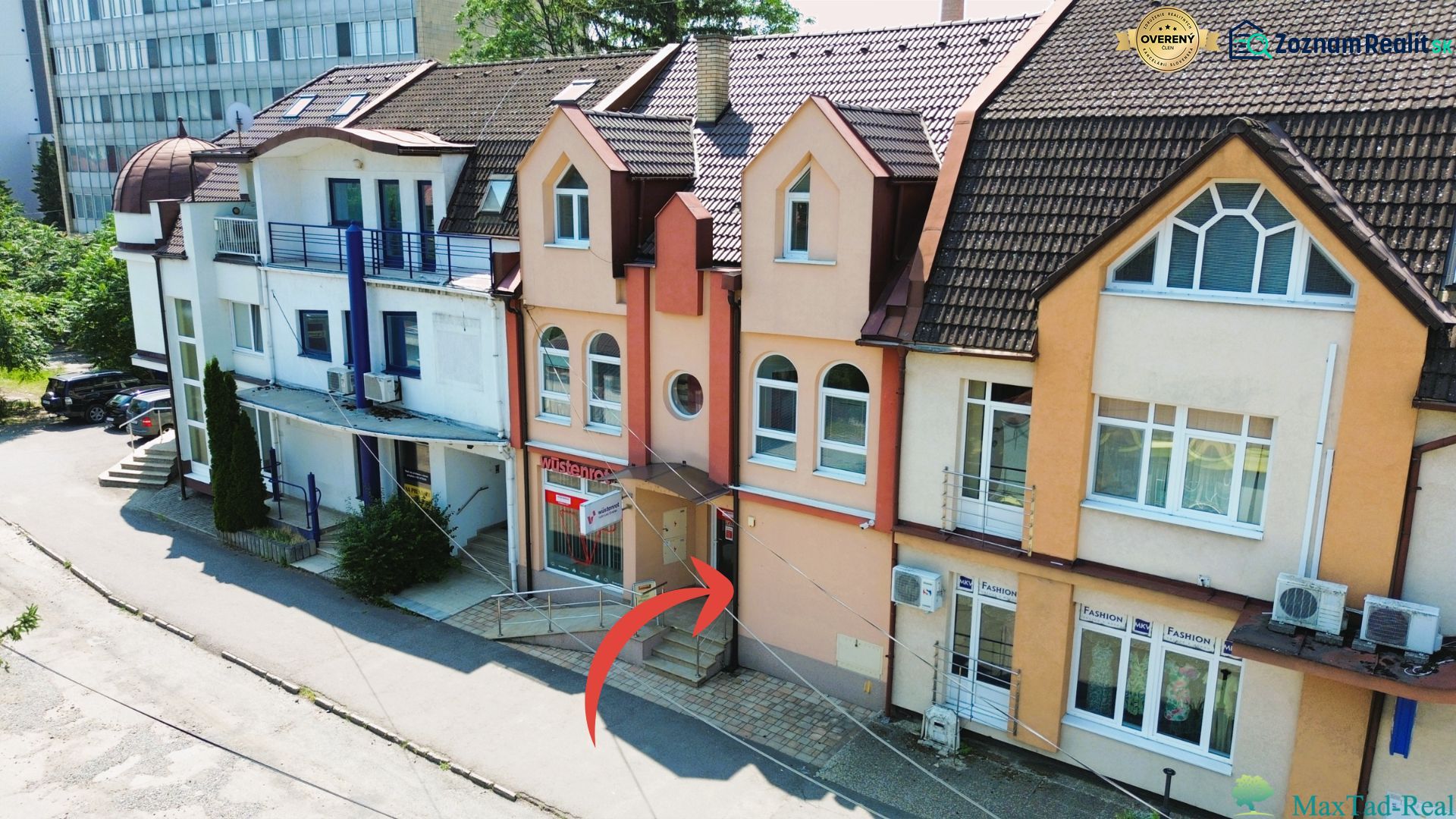 A building on Jaroslawska Street in Michalovce with a marked 4-room apartment.