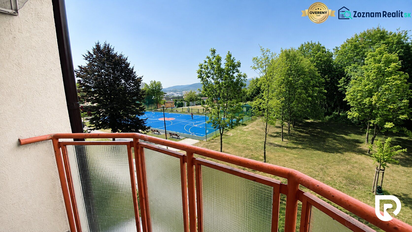 The balcony of a 2-room apartment on Mateja Bela Street in Žilina with a view of the playground.