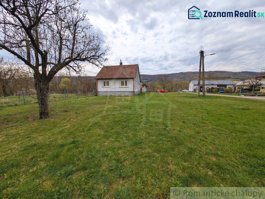 The family house in the village of Volica is situated on a spacious green garden with a fruit tree.